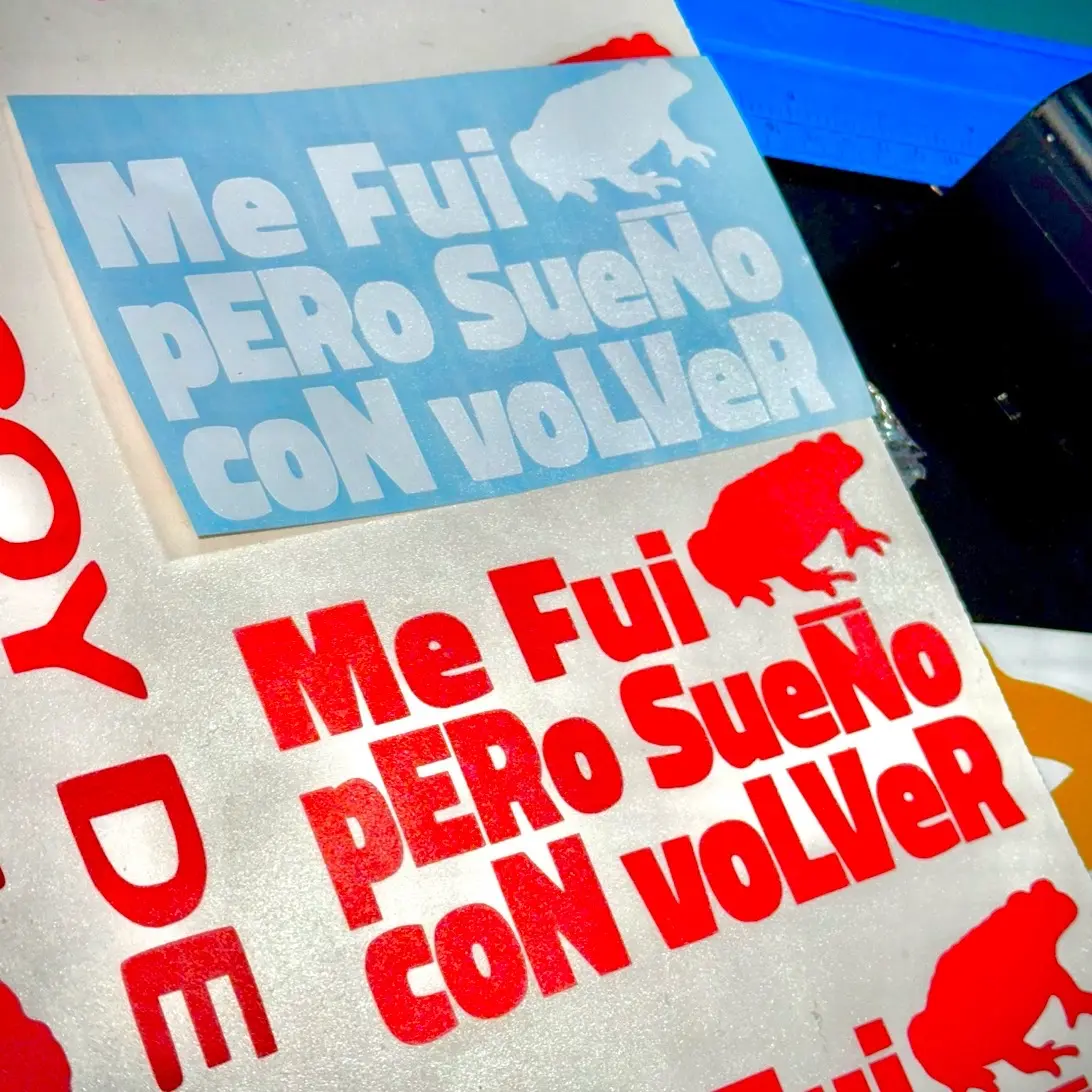 Me Fui, pERo SueÑo coN voLVer - Vinyl Sticker (Con Sapo concho)