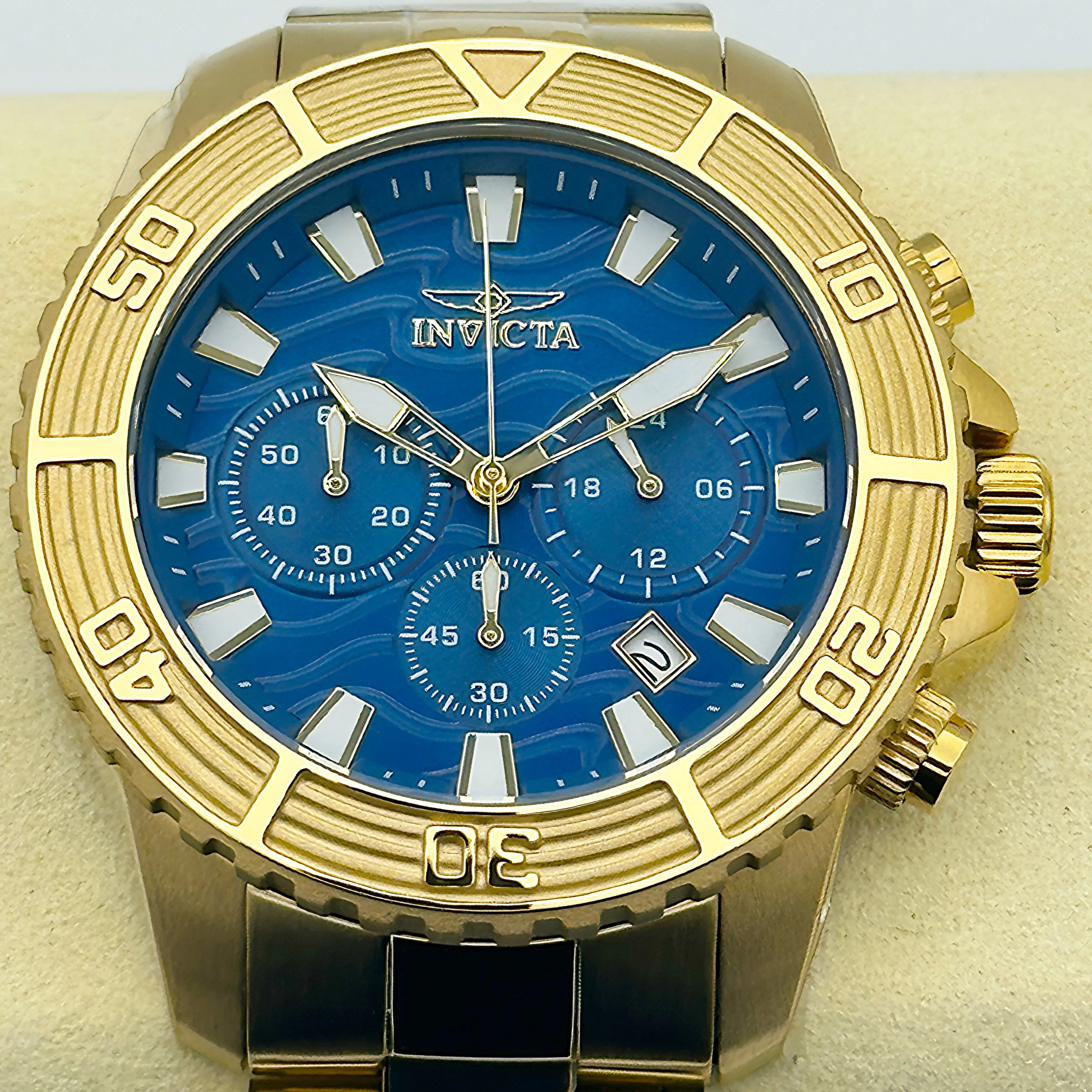 Invicta Men's Pro Diver Modern Wristwatch with Gold Ion-Plated Metal Bracelet, Round Blue Chronograph Dial, Quartz Analog Movement, Modern Fashionable Wristwatch, Luxury