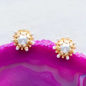 Perla Studs - Pearl