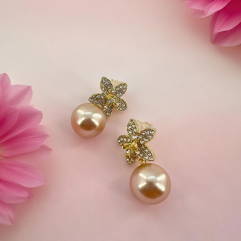 Pear Floral de UGood Earrings, Pearl and Floral Earrings Amplifying Aura for Casual Outing and Party Occasions, Fashion Chic Fashion Jewelry