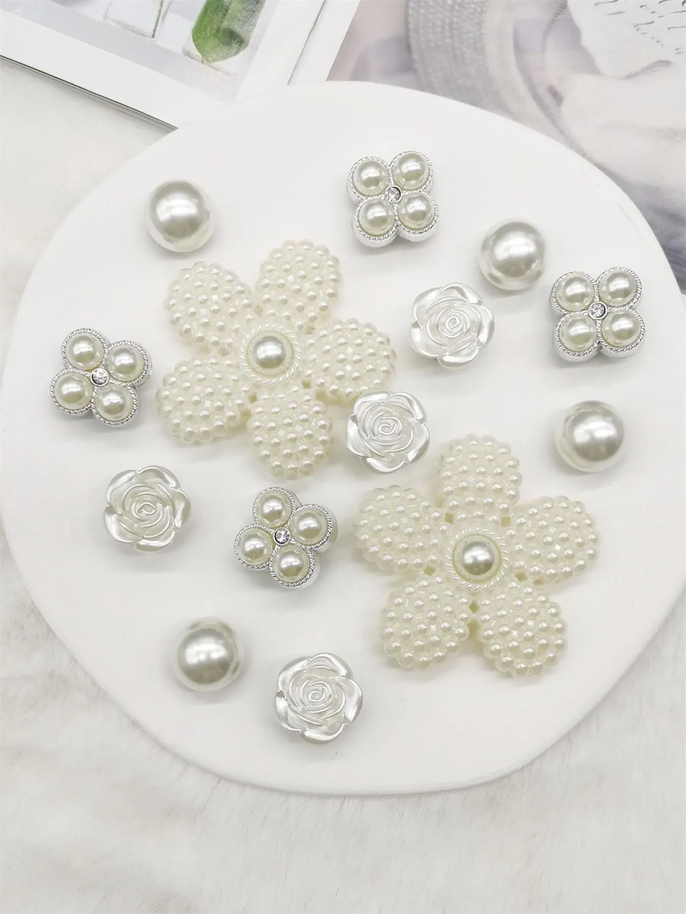 14PCS ABS Resin White Big Flower Shoe Charms, Cute Shoe Decorations, Shoe Charm Set, Rhinestone Shoes Decorations, Removable Faux Bead Shoe Accessories, DIY Rose Shoe Clips Fit Women Sandals Slippers, Birthday Party Gifts