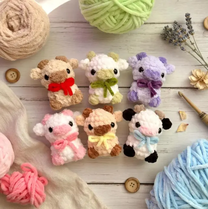 Handmade Crochet Mini Cow Plush, Kawaii Amigurumi Animal Doll, Pocket Size Gift