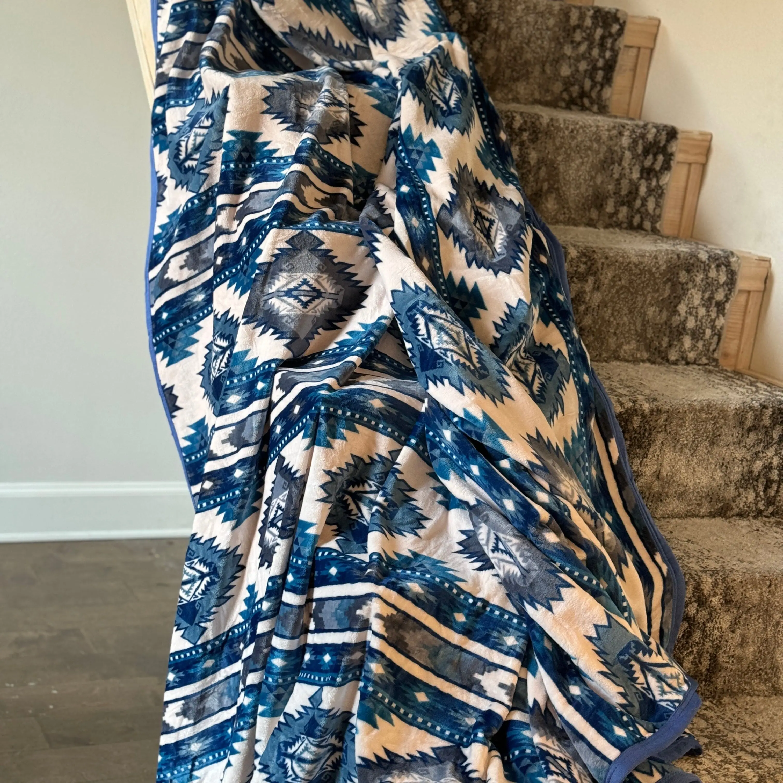 zOakridge Blue and Cream Oversized Blanket 82"x90"