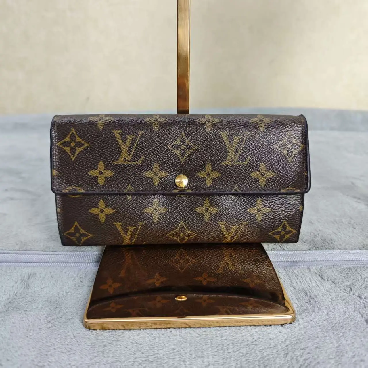 Pre-owned Louis Vuitton leather Clutches & Wristlets LV hand bag 667724