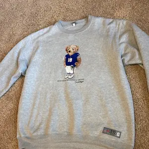 Cute Teddy Bear Football All Team Graphic Black Sweatshirt Pullover Vintage Sport Varsity Crwneck Unisex Oversized Fall Winter Sweater Cozy Game Day Outfit Streetwear Fans Gift 4Y