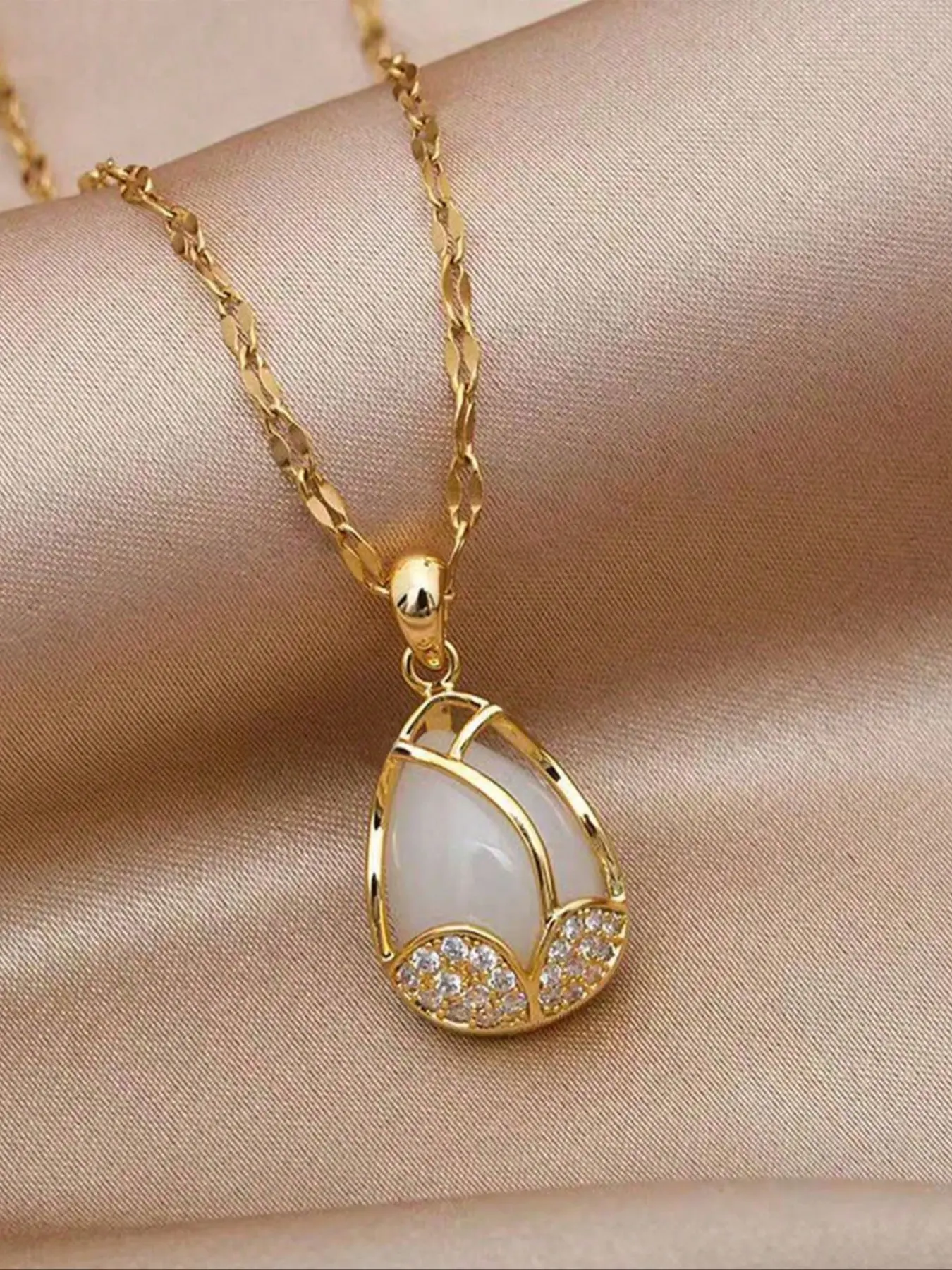 Tulip Gemstone Necklace, Accessory Necklace, Trendy Design, Fashion Necklace, Elegant Necklace, High-End Women's Clavicle Chain, Hypoallergenic, Perfect for Daily Wear and Parties, Single Gem Necklace
