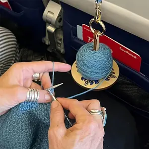 Wooden Yarn Holder, 1 Count Portable Yarn Ball Holder, Yarn Holder for Crocheting, Prevents Yarn Tangling Misalignment, Gift for Crocheting Lovers, Wooden Yarn Spinner