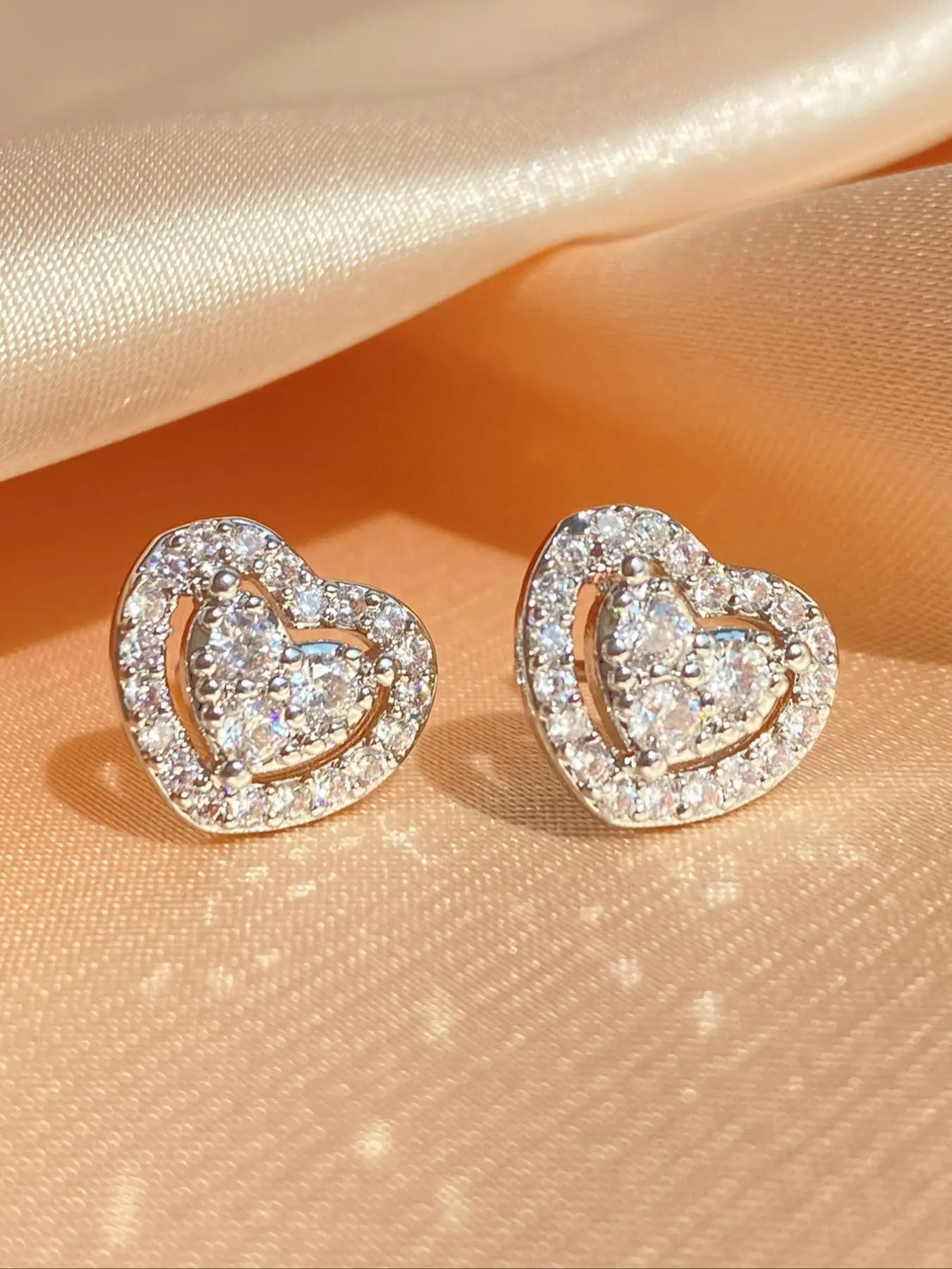 Elegant Heart Shaped Rhinestone Decorated Hollow Out Stud Earrings As Summer Outfits 2024, Fashionable Earrings for Women, Sparkling Ear Jewelry, Fashion Chic Accessories, Daily Use, Trendy Jewelry Gift for Party and Daily Life, Studs Earrings