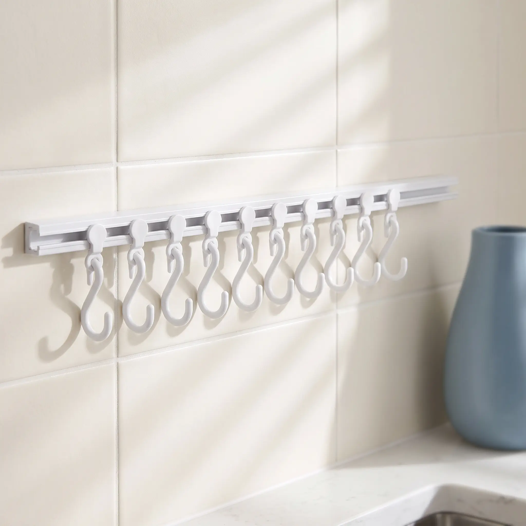【SummerWins】Metal 10-Hook Smooth Sliding Over Cabinet Door Hanger, Lightweight No-Drill Home Organizer for Kitchen Utensils, Spoons, Laundry Towels