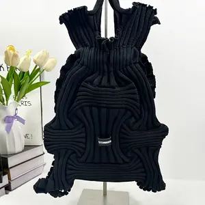 Fashionable new pleated texture knitted backpack with drawstring drawstring and elastic expansion, a versatile tool for casual travel/street fashion.It can be used for three purposes (back/lift/carry) and is a must-have for casual outings
