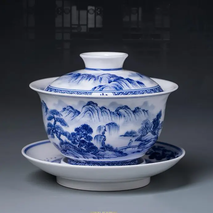 Handgefertigtes Teegeschirr aus Jingdezhen,China:,San-Cai"-Schale aus blau-weiBemPorzellan mit Landschaftsmotiv, Gongfu-Teeservice
