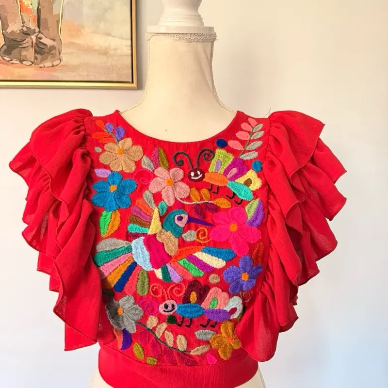 Crop top bordado a mano