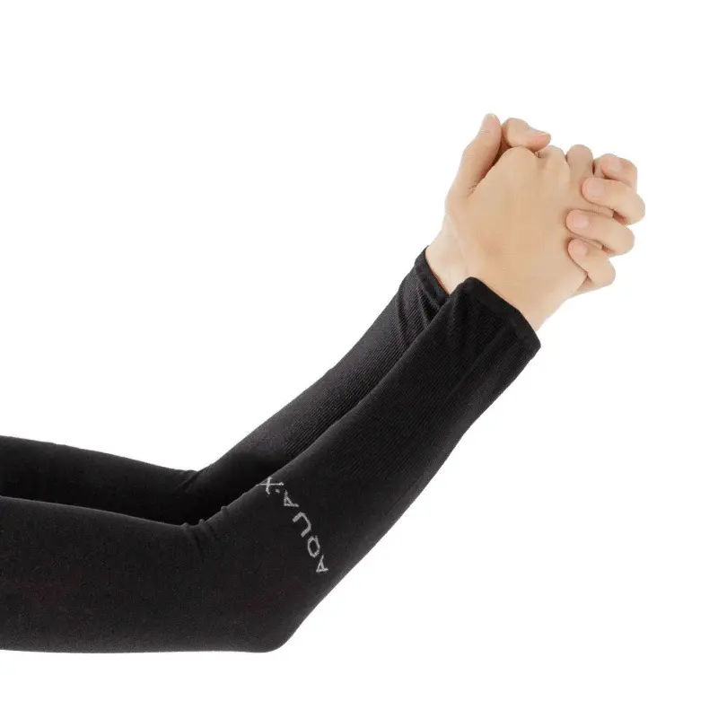 2025 Summer UV-protective arm sleeves for men and women, made of ice silk, suitable for outdoor activities. Thin and lightweight, these sleeves offer excellent sun protection.