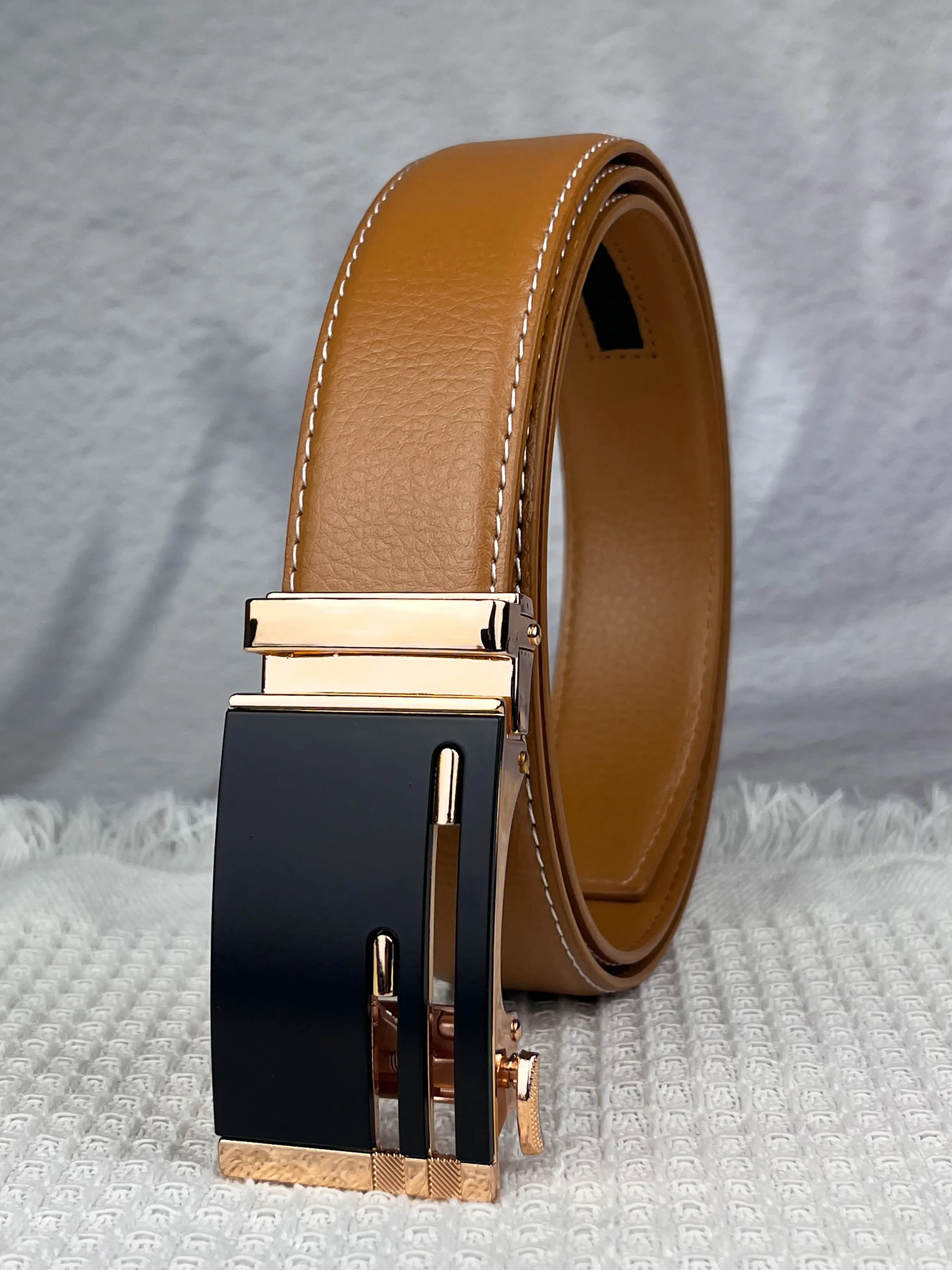 Unisex casual business alloy automatic buckle belt, 1.38in/3.5cm wide earthy yellow ratchet belt, gold decorative belt buckle, suitable for daily commuting, business activities, meetings and other occasions. Pu Leather Belts