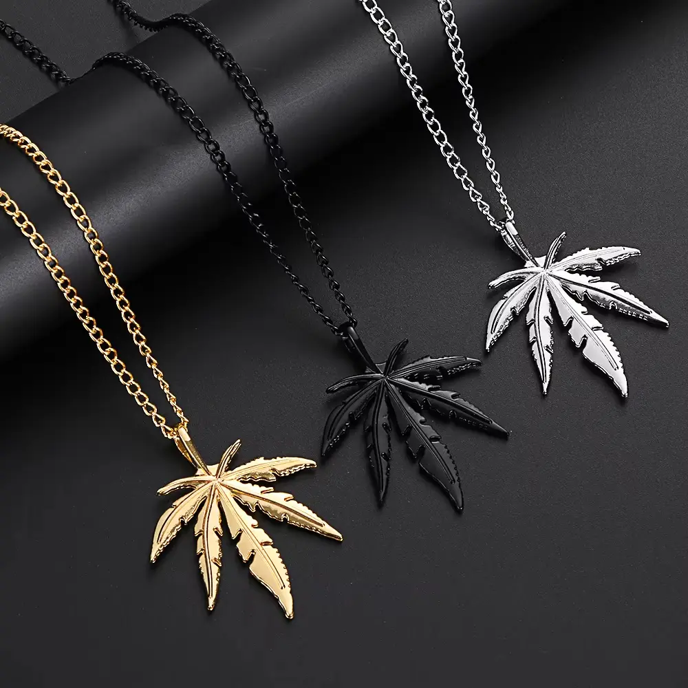 1Pc Unisex Glitter Metal Maple Leaf Necklace, Casual Wear Leaf Pendant Charm Chain, Fashion Costume Jewelry Gift Accessory