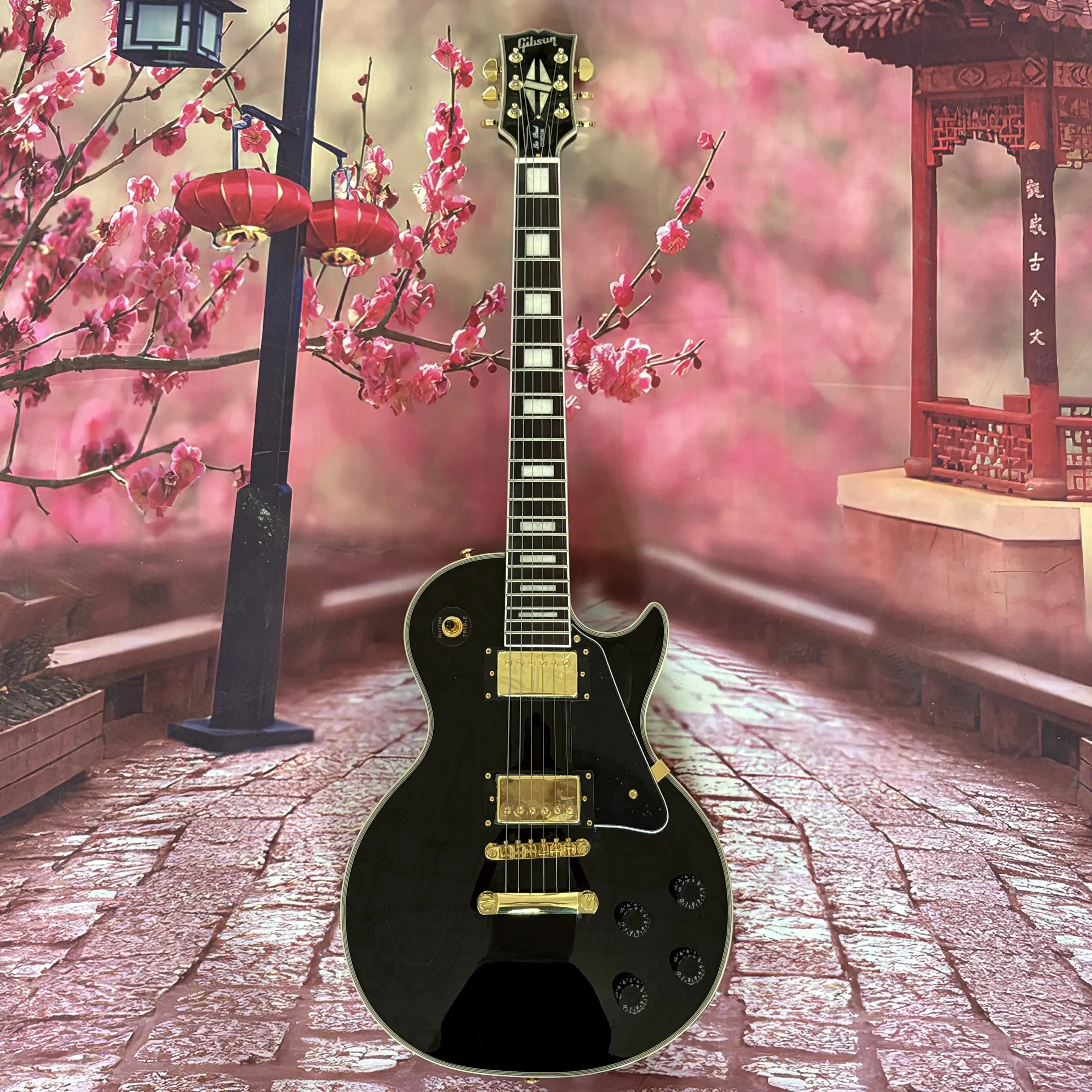 Black LP electric guitar with mahogany body, gold hardware, white binding, rosewood fretboard， 6 strings, 22 frets