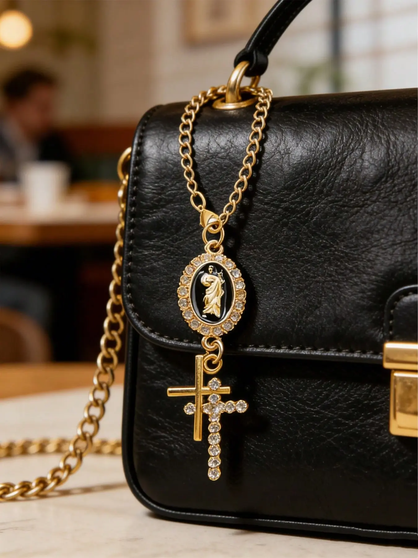 Steering wheel decoration, steering wheel accessory with the Virgin Mary and cross, unique and stylish car pendant, car accessory, cross keychain, adjustable chain, fashionable accessory, car interior accessory suitable for both men and women