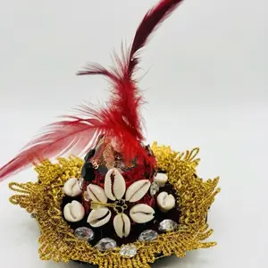 Sombrerito de copa con decoracion de cauri y pluma ideal para eleguao eshu