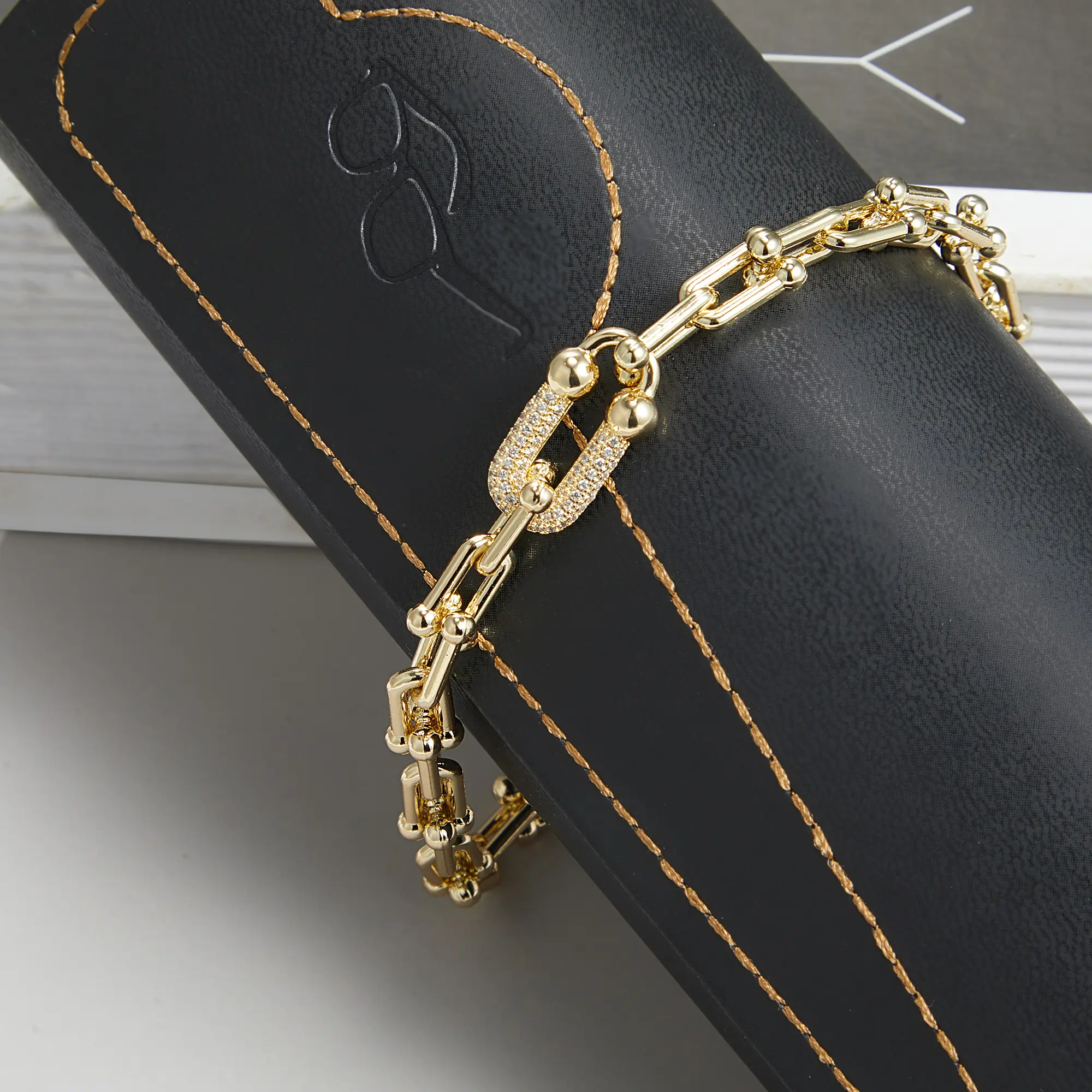 Horse Hoof Design Bracelet - Elegant Unisex Accessory with Polished Finish for Any Occasion
