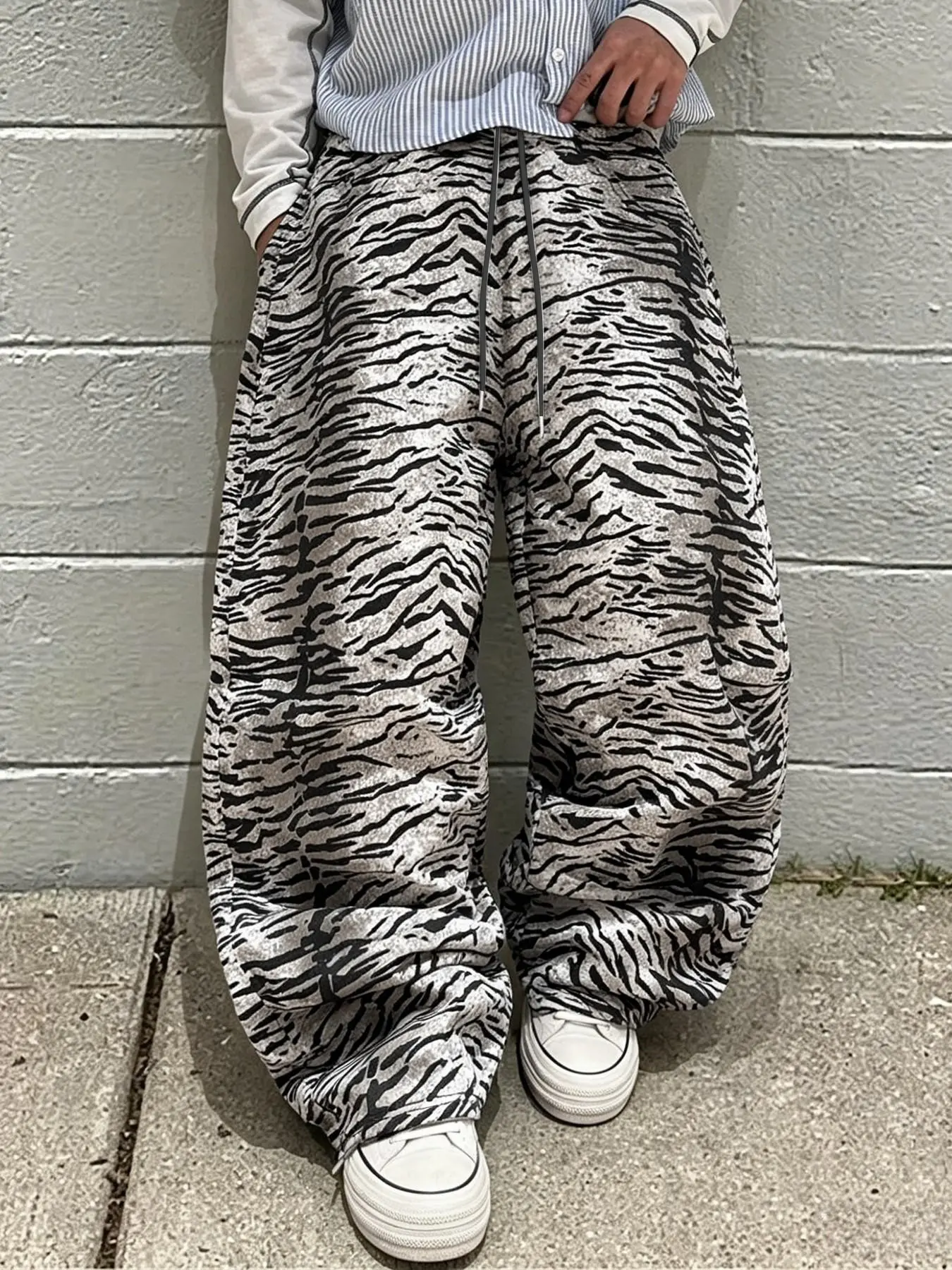 Men's Y2K Street Style Streetwear Tiger Print Wide Leg Pants Drawstring Trousers, Casual Comfy Loose Fit Elastic Waist Drawstring, Casual Daily Wear Bottoms, All Seasons, Tiger Pattern
