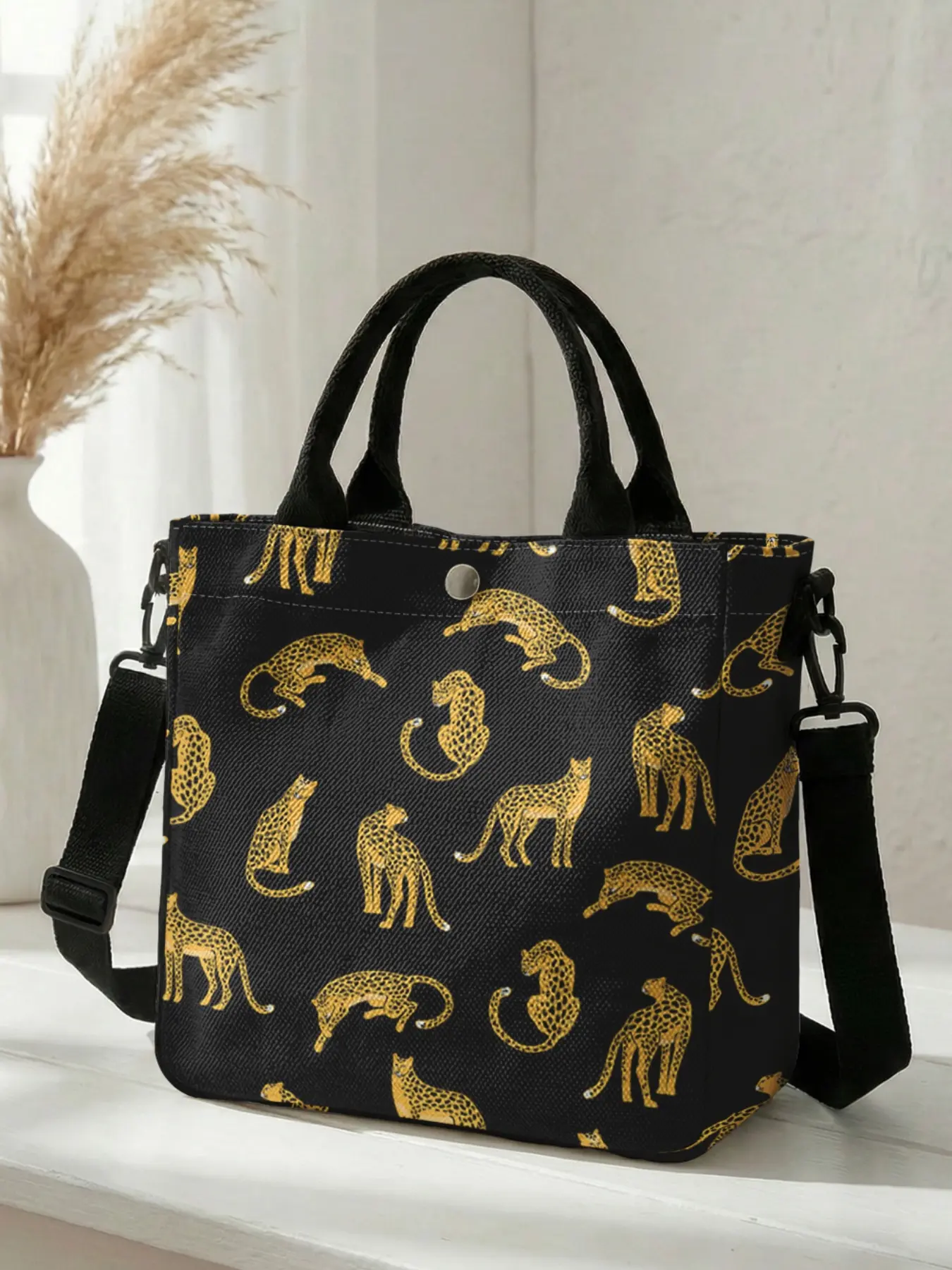 1 piece of 2D printed fashion crossbody bag with golden cheetah pattern, adjustable shoulder strap + snap closure | students/suit-and-tie workers/street outings | a street essential that combines aesthetic appeal and practicality