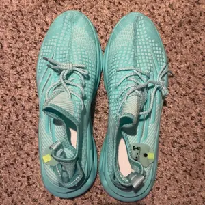 Product Review of Mens Shoes, Ultra-light Textured Design Lace-up Trainers for Treadmill Wear As Gift, Workout Sneakers, Casual Twist Sole Design Sports Running Shoes for Summer 2025 from W**e **