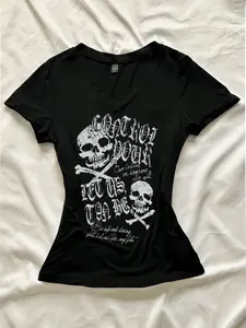 Y2K Vintage Grunge Skull Graphic V-Neck Slim-Fit Stretch Fabric E-Girl Punk Streetwear Cropped T-Shirt, Edgy Distressed Print Alt-Girl Party/Daily Crop Top, Dark Aesthetic Tee, Womenswear