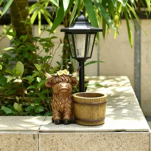 1 Piece Outdoor Highland Cow Statue Lamp Post, Resin Animal Sculpture with Solar Light & Flower Pot, Funny Garden Ornament for Lawn Porch Balcony Patio Decor, Perfect Gift for Mom & Female Friends