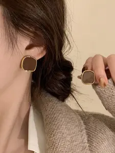 Fashionable and elegant irregular square earrings, suitable for daily wear, vacation and dating occasions, and also a surprising and exquisite small gift.