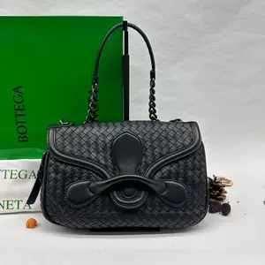 Pre-owned Bottega Veneta Leather Shoulder Bags 7.8'' R2589 Shoulder Bag C18674650229 0328 T1 Chloe