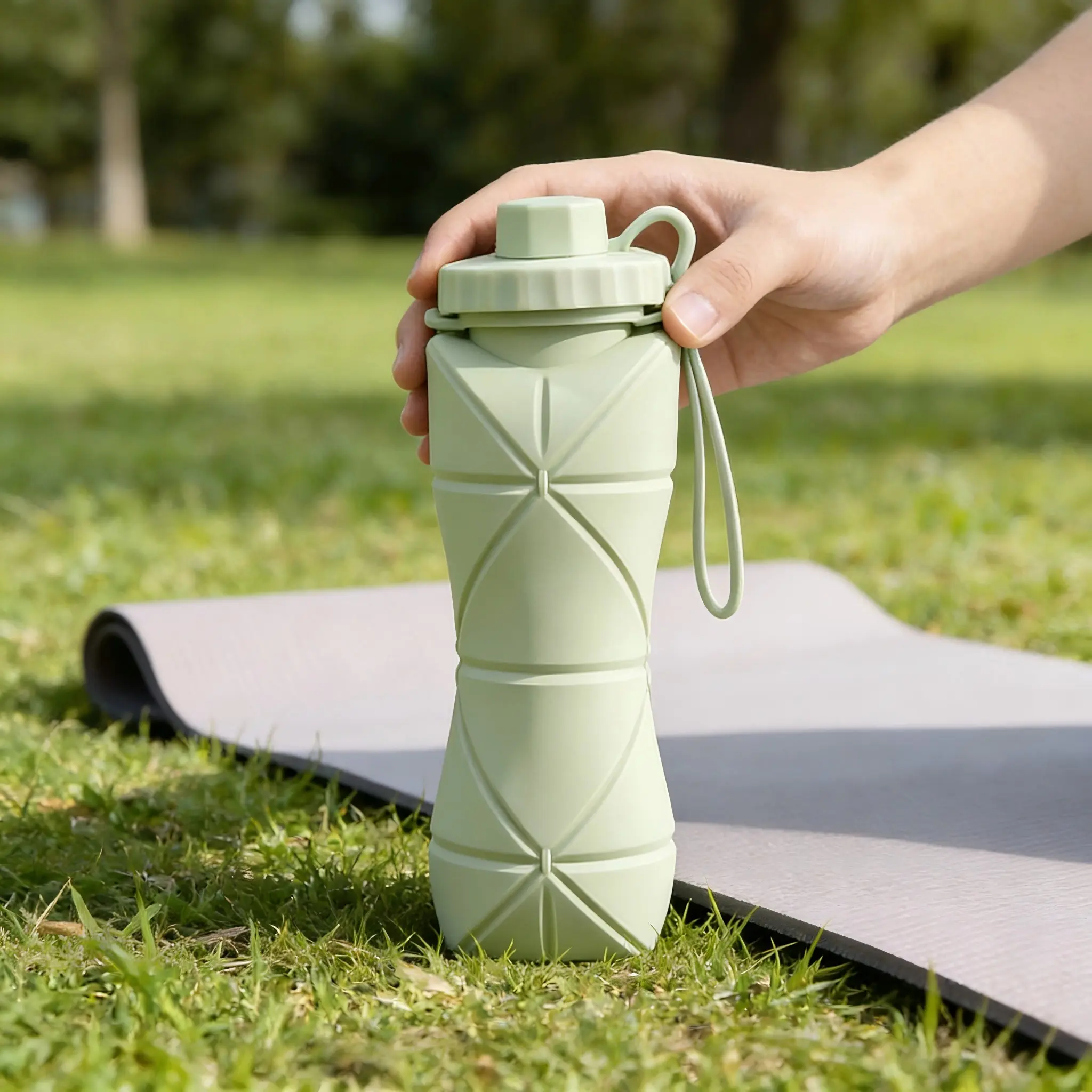 600ML Foldable Water Bottle, Silicone Material, Drop-Resistant, Portable Outdoor Sports Travel Mug, Heat-Resistant Folding Cup