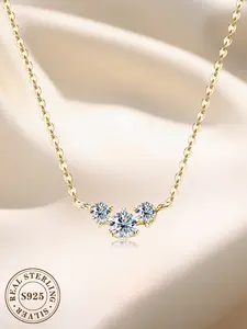 The D-color 0.5 carat synthetic moissani diamond necklace, Dainty necklace, is a three diamond S925 pure silver collarbone chain, suitable for daily wear, vacation dates, and other occasions. It is also a exquisite small gift.