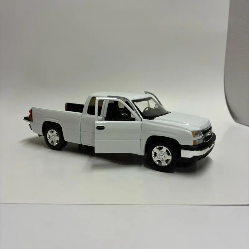 2006 CHEVY SILVERADO 1500 White diecast Rc Model Car