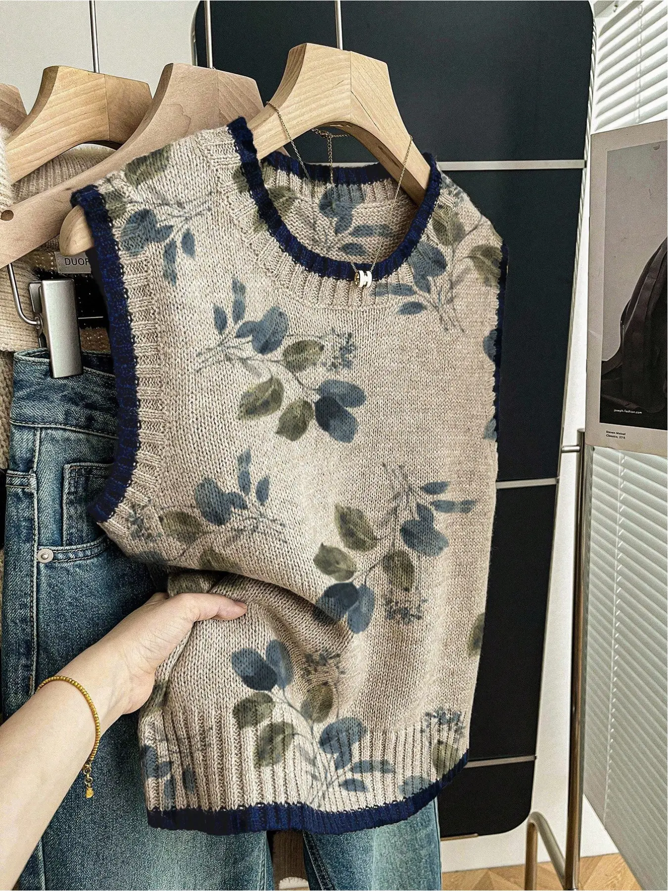 Spring/Summer Back-to-School Casual Style Loose Round-neck Sleeveless Knitted Dark Blue Embroidered Contrast Leaf Patchwork Gradient Print Women's Knit Top, Casual Sleeveless Vests, Casual Fashion Vest