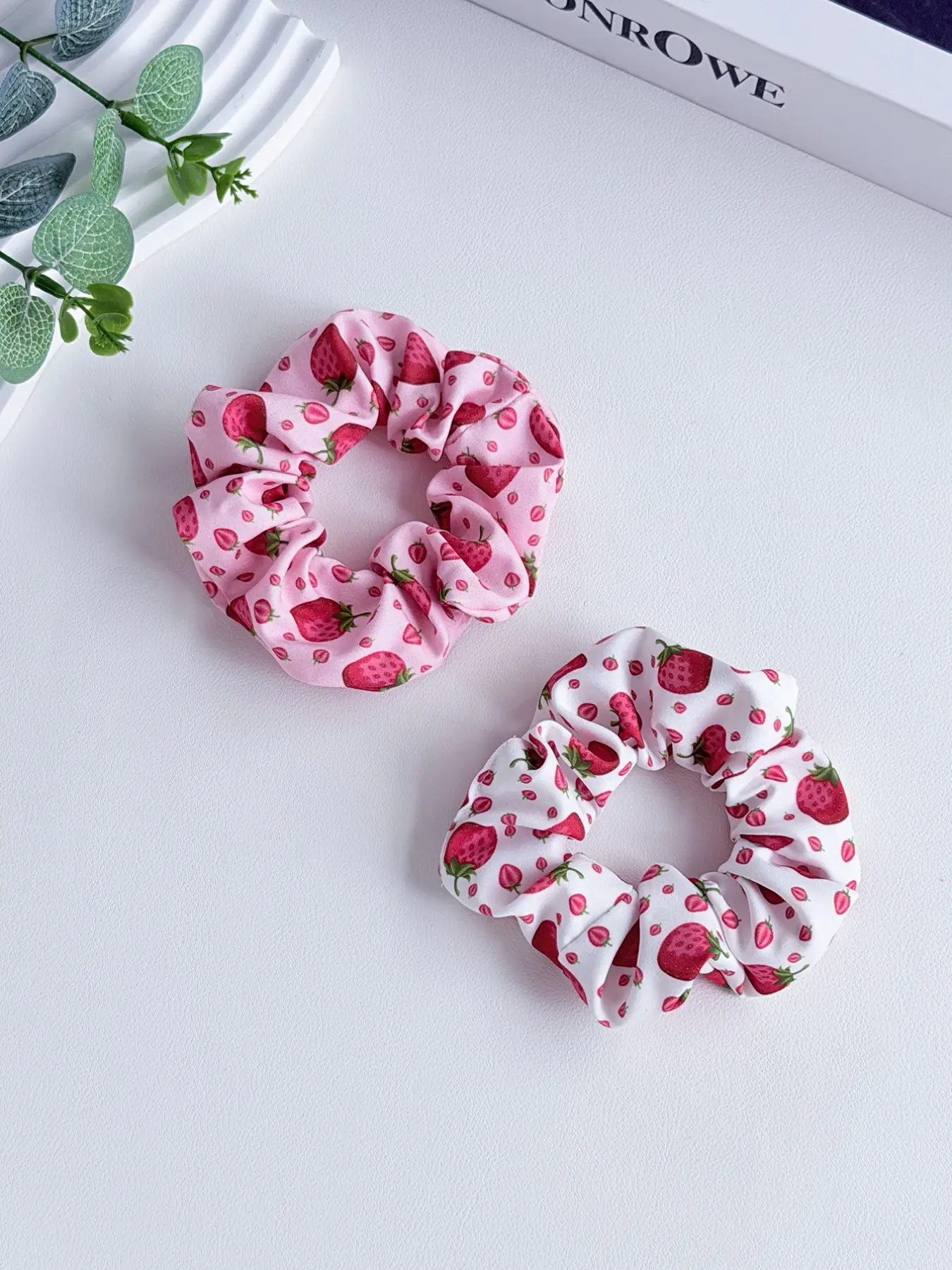 2pcs Lady Strawberry Fruit Print Hair Scrunchies, Sweet & Fashionable Hair Styling Accessories Set, Boho Style, All Seasons, Cute Hair Ties, Soft Elastic Bands, Hair Accessory
