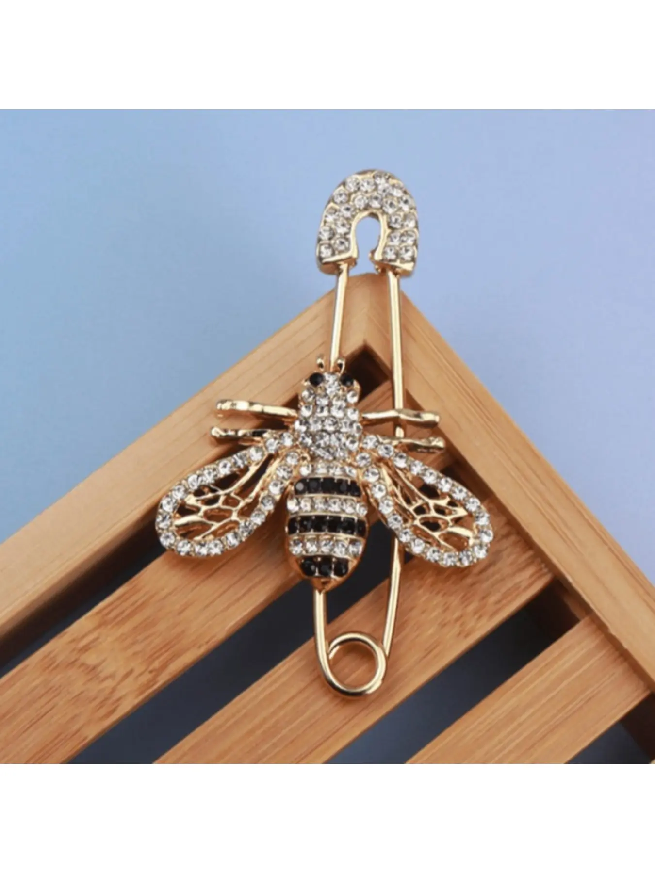 Vintage sparkling rhinestone bee brooch, women's fashionable luxury jewelry, elegant and unique insect shaped brooch, suitable for weddings and formal occasions, perfect holiday gift Ladies' Novelty Brooch, Fashion Accessory, Jewellery Brooch Pin
