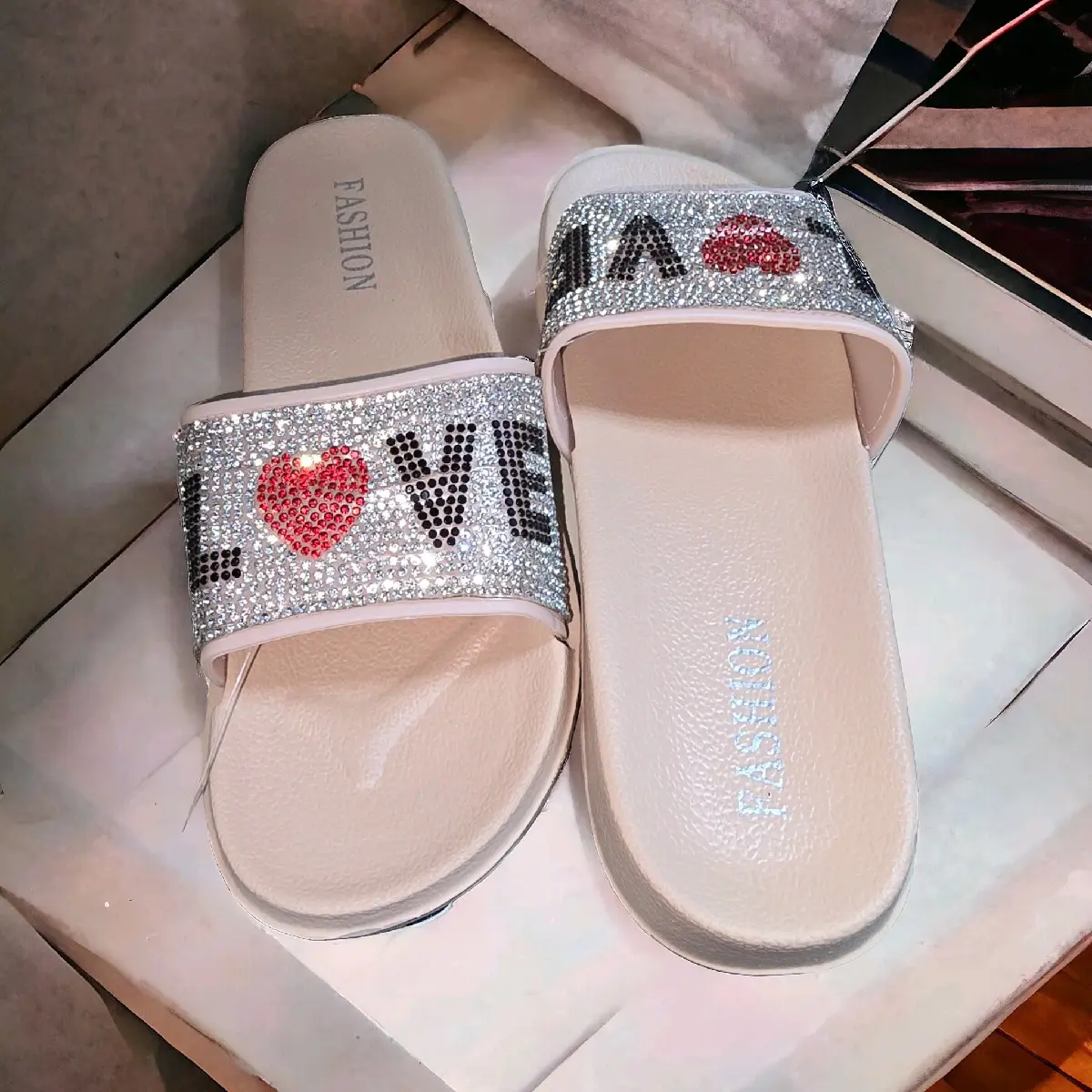 Arrasa la escena de la moda urbana con estas chanclas LOVE súper elegantes en rosado y plateado• Texto “LOVE” super comoda•  para el pie para mayor comodidad • Sandal Comfort