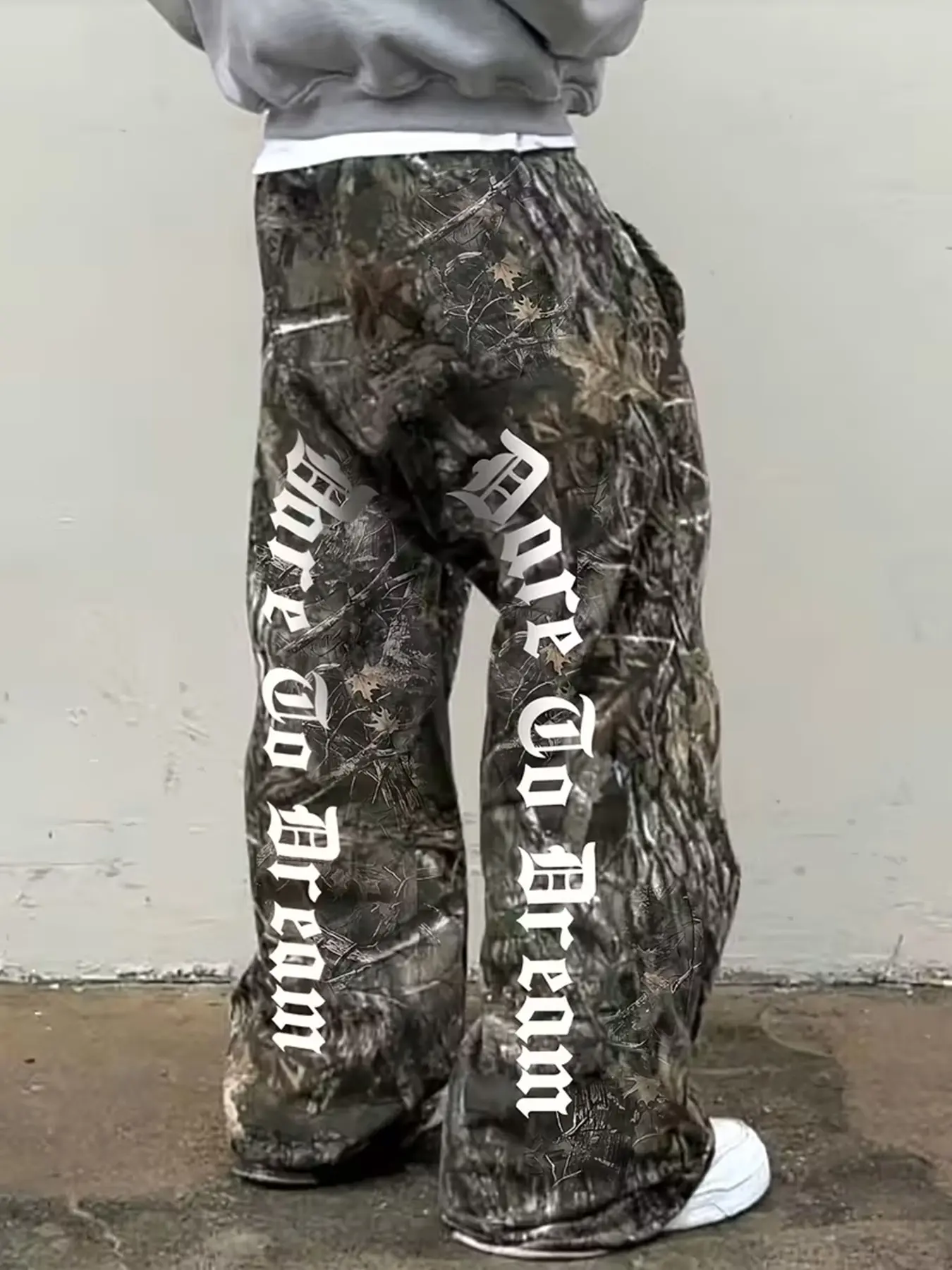 Men Y2K Real Tree Camo Casual Comfy Baggy Wide Leg Pants, Dare Go Dream Gothic Letter Print Streetwear Casual Trousers, Elastic Drawstring Waist Hip Hop Skater Cargo Pants, Vintage Forest Camouflage Loose Stacked Bottoms For Daily Street Fashion Outfit
