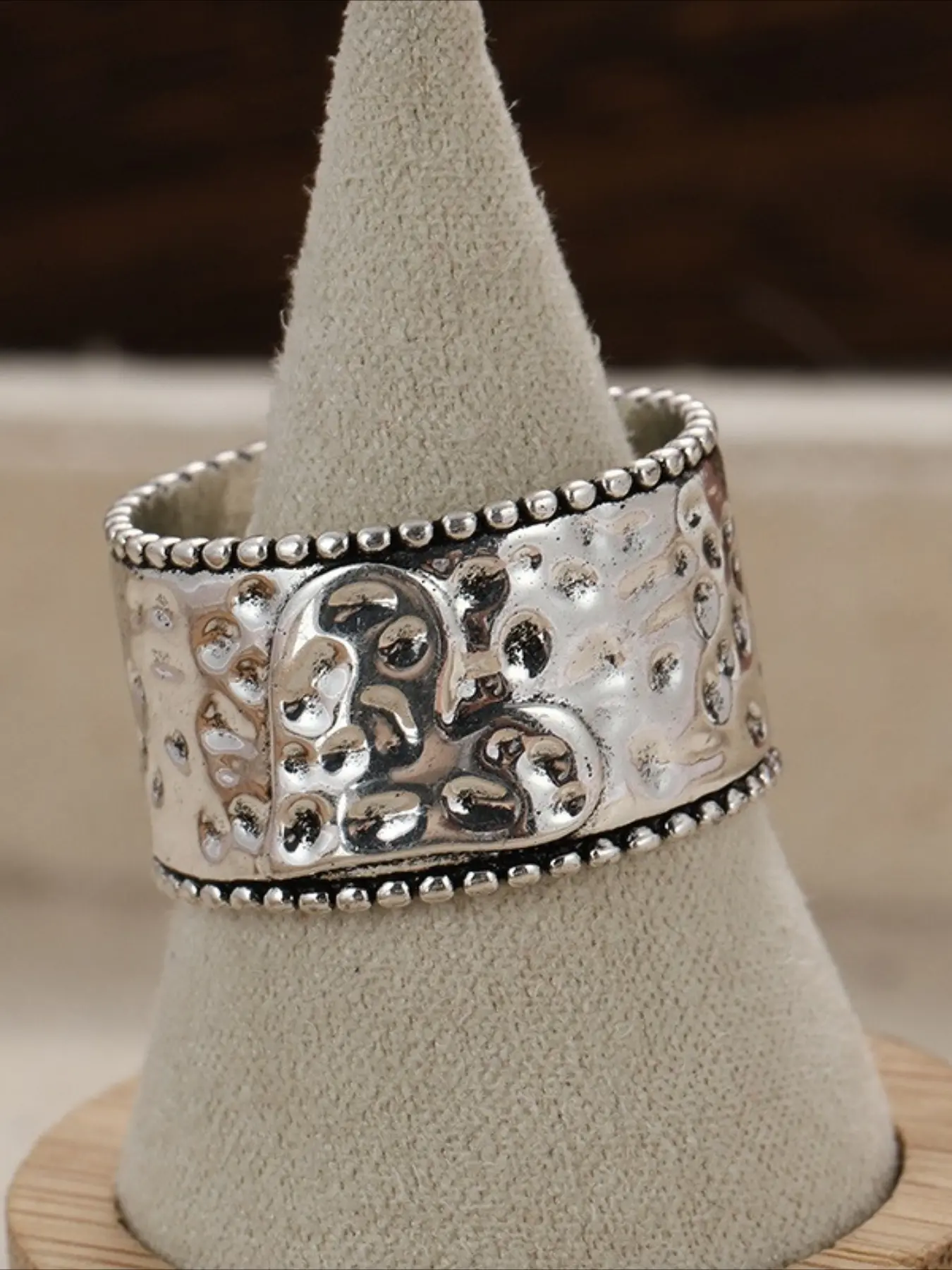 This Ring Exudes Simple Warm Handcrafted Charm, Heart-shaped Decoration Set in The Ring Center, Simple Yet Full of Deep Affection, Suitable for Casual Occasions and Theme Parties, Vintage Rings Jewelry, Beautiful Rings