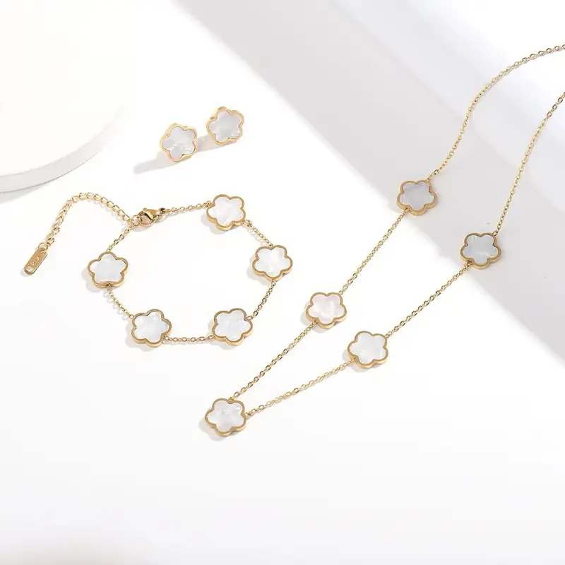 Set de Clover Blanco - Elegant Necklace with Circular Design and Decorative Elements