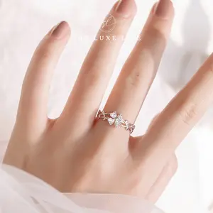 SheLuxeLife | 2024 New Four-Leaf Clover Friendship Ring for Women – Fashionable Korean Style, Unique Minimalist Luxury Design for Singles