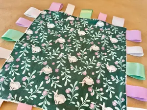 Little Bunnies : Tag Blanket