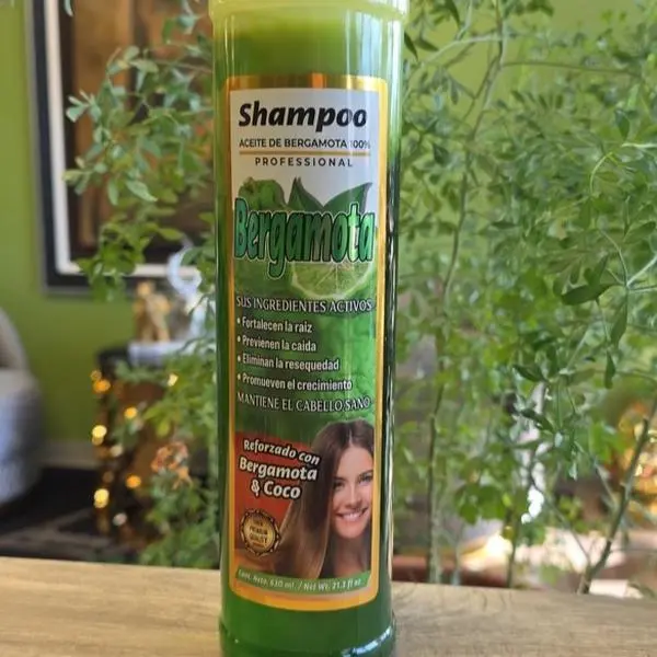Shampoo para el cuidado del cabello, desde el cuero cabelludo hasta las puntas.