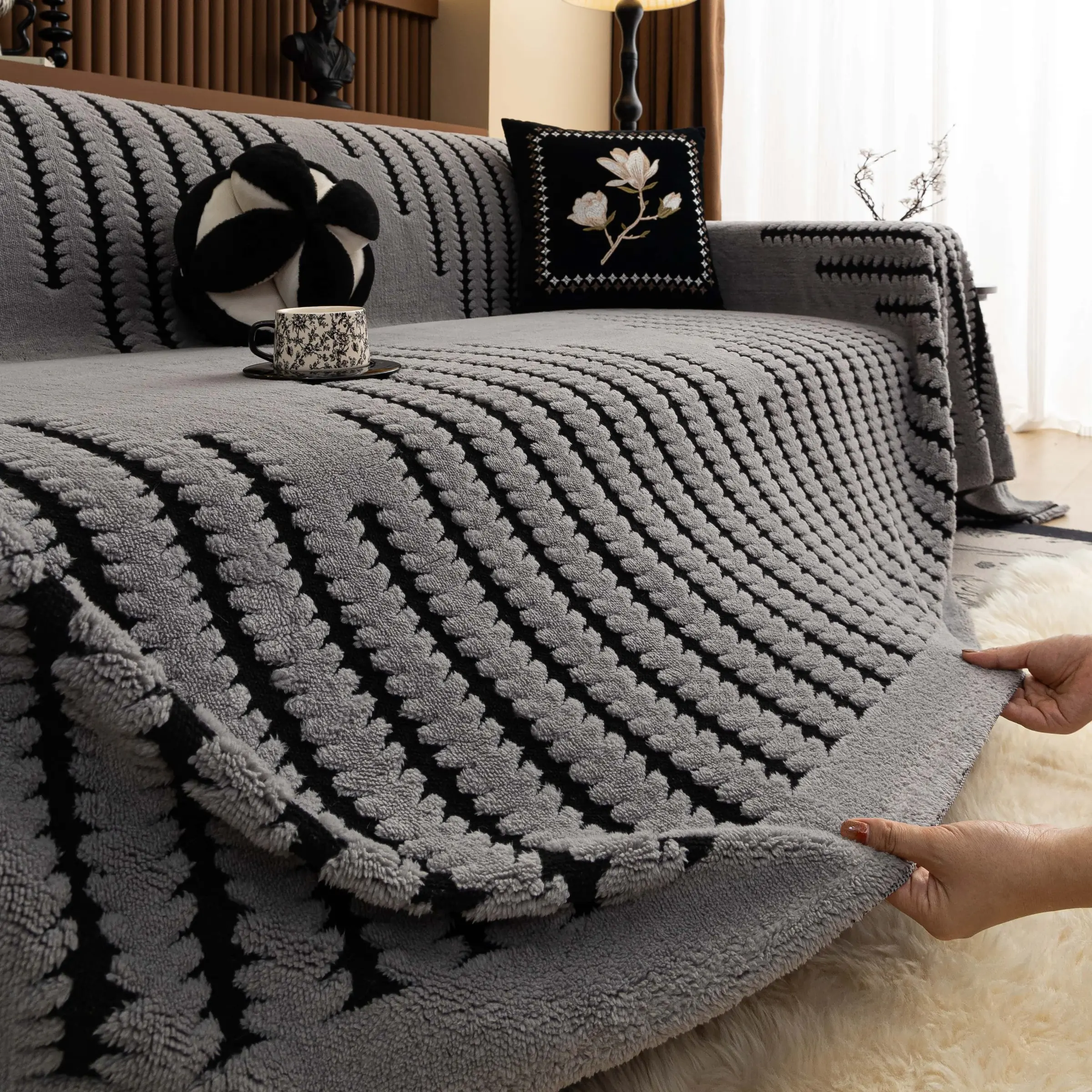 1 Pc Plush Sofa Cover with Modern Stripe Pattern, Dustproof Soft Couch Protector Pad, Washable Sofa Throw, Pet Friendly Anti Scratch Furniture Slipcover, Furniture Slipcovers For Sofa Sectional, for Armchair Loveseat Sectional
