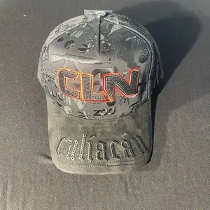 Gorra del estado de Culiacan con piedras incrustadas en las letras y grabaciones alrededor de la gorra