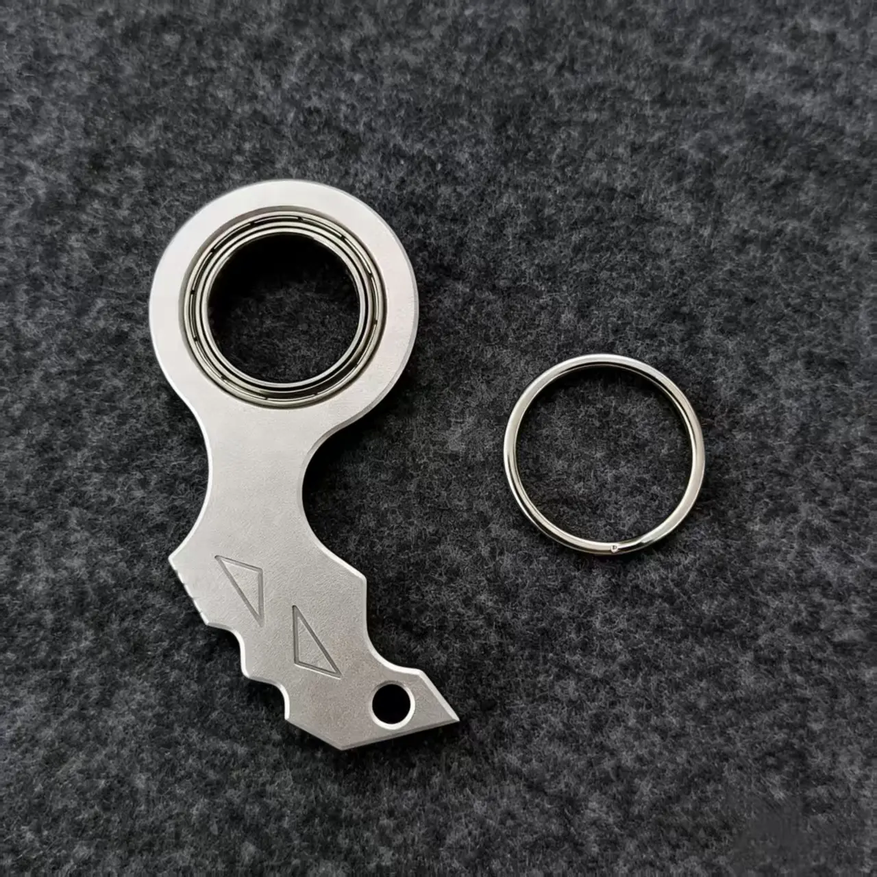 Aluminum Alloy Novelty Keychain, Karambit Shape Fidget Spinner, Portable and Oddly Satisfying Anti-Anxiety Gadget, Alloy Durability, Daily Carry