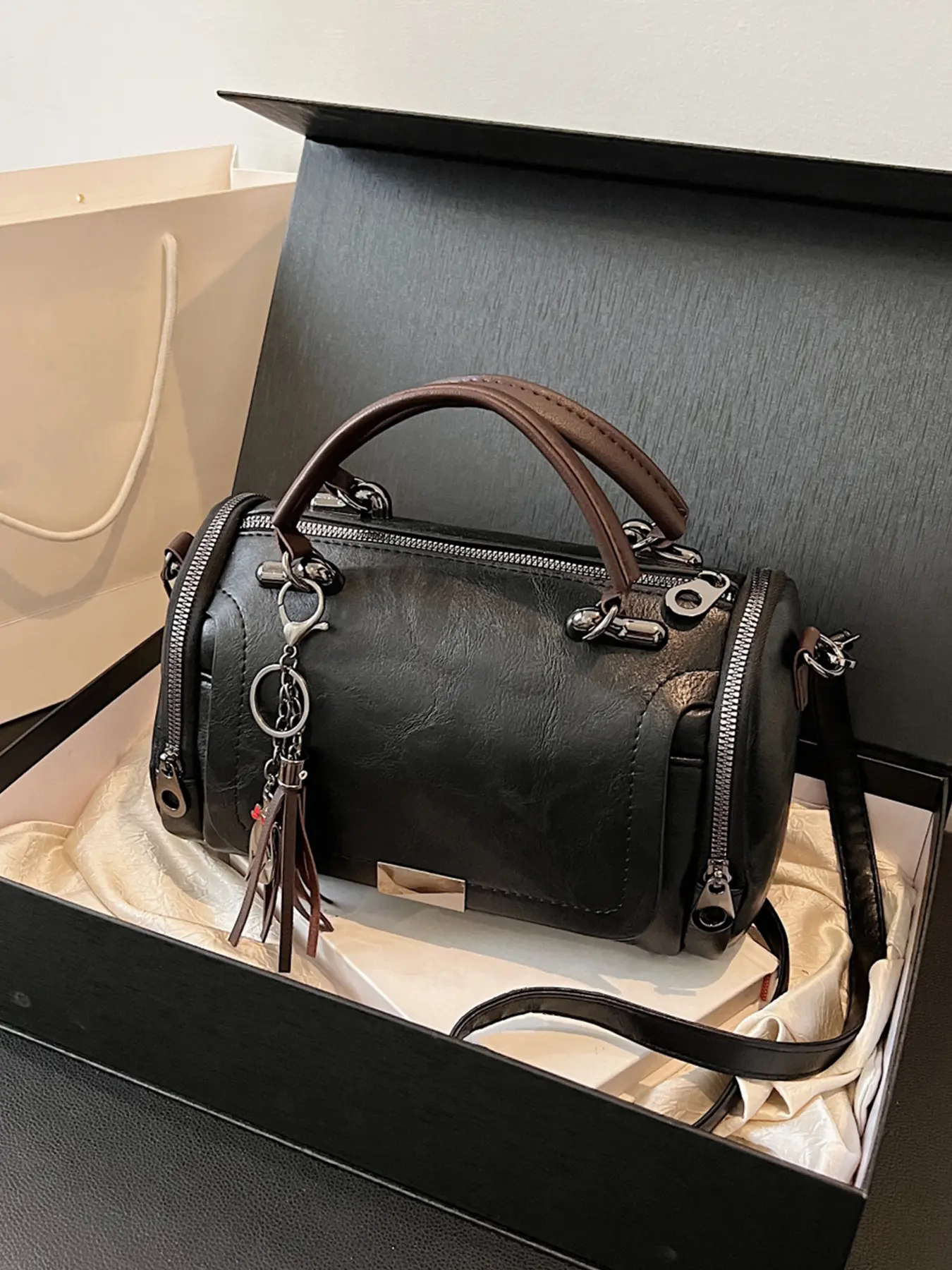 Fashionable solid color simple retro atmosphere cylindrical bag, exquisite texture personalized hand-held shoulder bag, with multiple zippers and pendant decoration design, suitable for parties and shopping