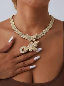 Super shiny diamond letter "M" butterfly necklace, gold-plated shiny Cuban chain butterfly pendant hip-hop necklace, personalized hip-hop niche design Cuban necklace for men and women, Cuban necklace for men, diamond chain 15mm, luxury gold hip-hop jewelr