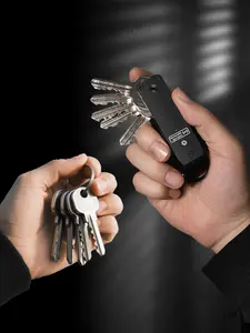 Intelligent anti loss keychain, portable, tracker suitable for luggage and keys, compatible with Apple's "Find" function, device for retrieving lost items, durable design suitable for daily use