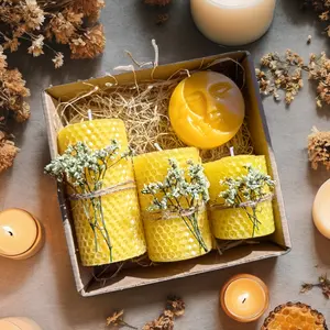 Natural beeswax pillar candle four-piece set, handmade rolled honeycomb candles, total burn time of 60 hours, decorated with dried flowers, suitable for home decoration, vintage farmhouse style, and unique holiday gifts